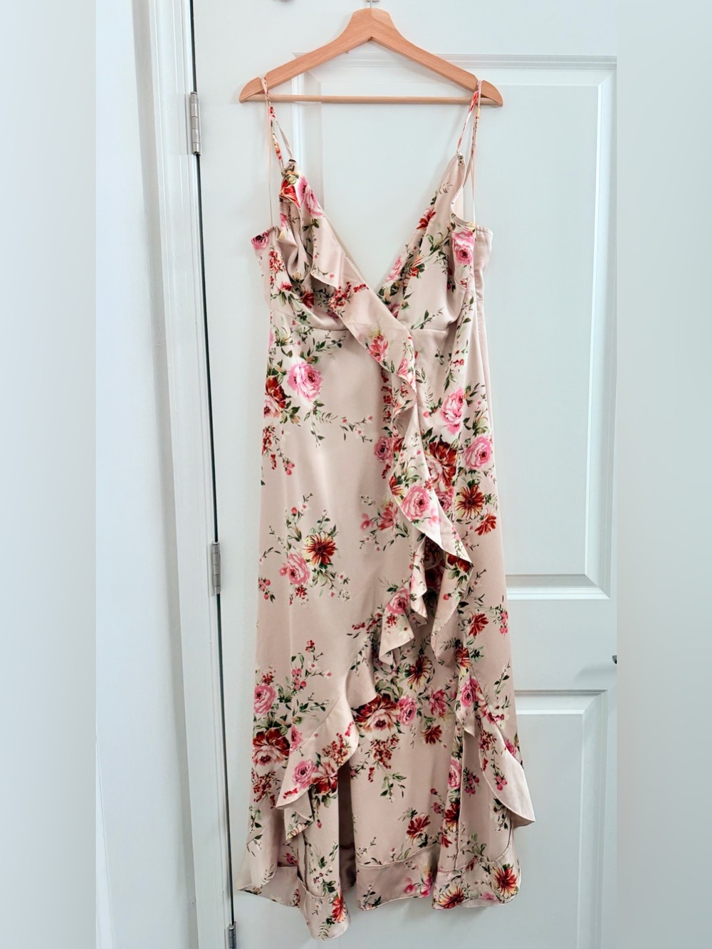 Women's Satin Floral Ruffle Maxi Dress
Size: XL - New Without Tags